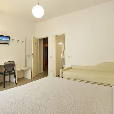 卢波利酒店 2* 维亚雷焦