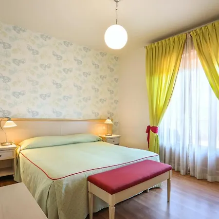 卢波利酒店 2* 维亚雷焦